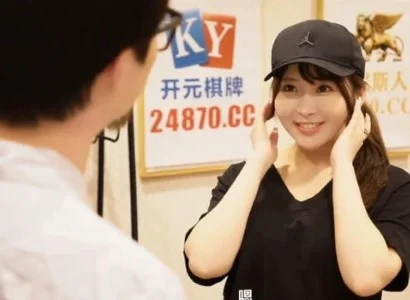 Cô nhân viên giao hàng dễ tính dễ tính khi trao đổi