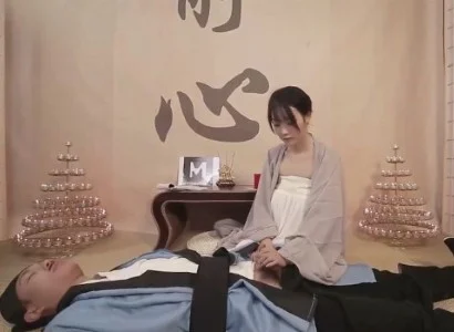 Nàng nữ tu tiếp cận vị đạo sĩ bị thương