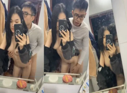 Cặp đôi trẻ ân ái nhau trước gương