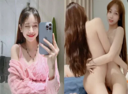 Lâm Thái Vy cùng người bạn thân thiết móc bím trên phát trực tiếp