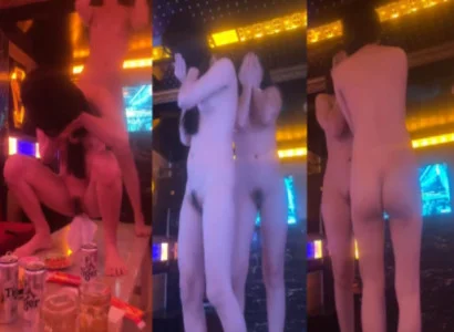 Vũ nữ múa thoát y nóng bỏng trong bầu không khí dâm loạn của quán