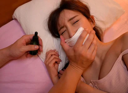 Hắn chuốc thuốc mê cô em họ xinh đẹp và thực hiện hành vi quan hệ